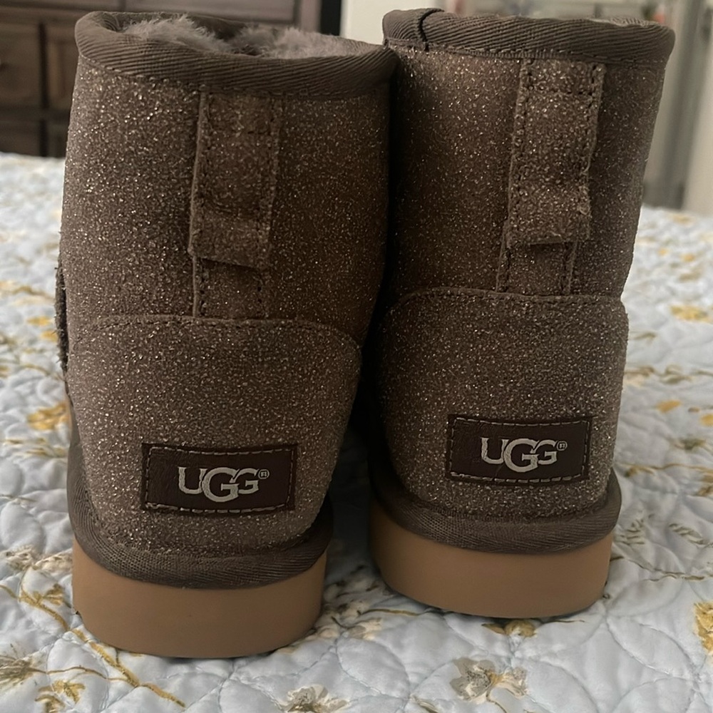 Brand new UGGs ankle leghth brown with sparkle😍😍 perfect for the holidays🥰🥰🥰❤️🥰